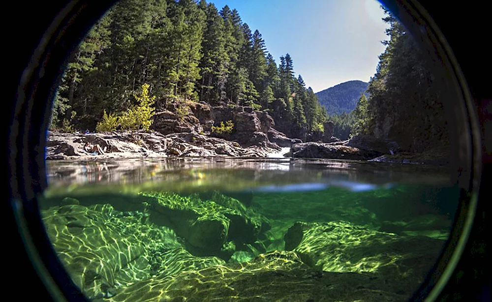 Камера наполовину в воде