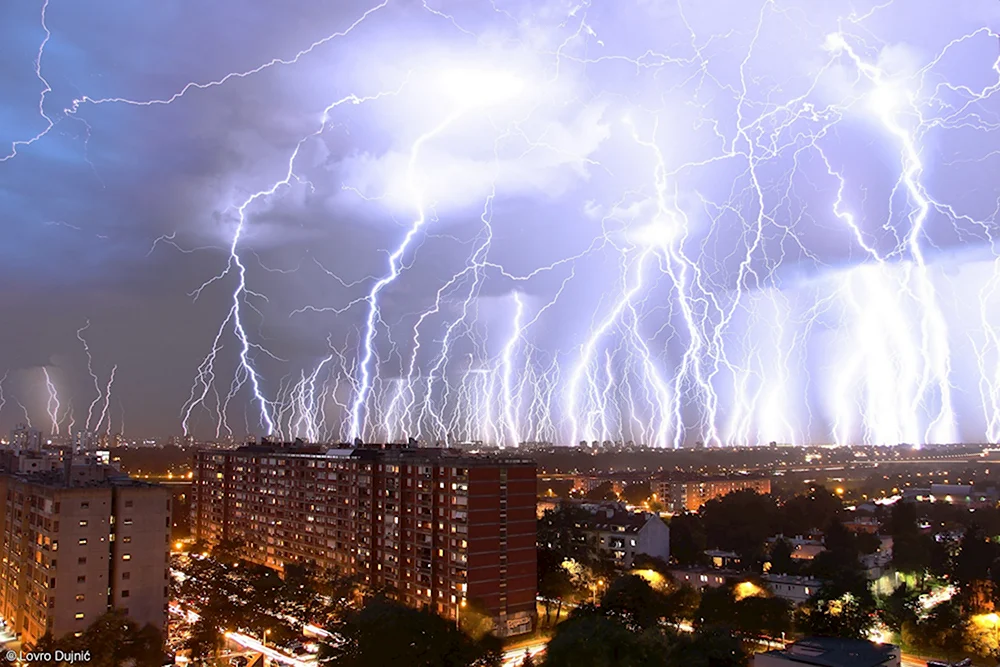 Молния во время снегопада