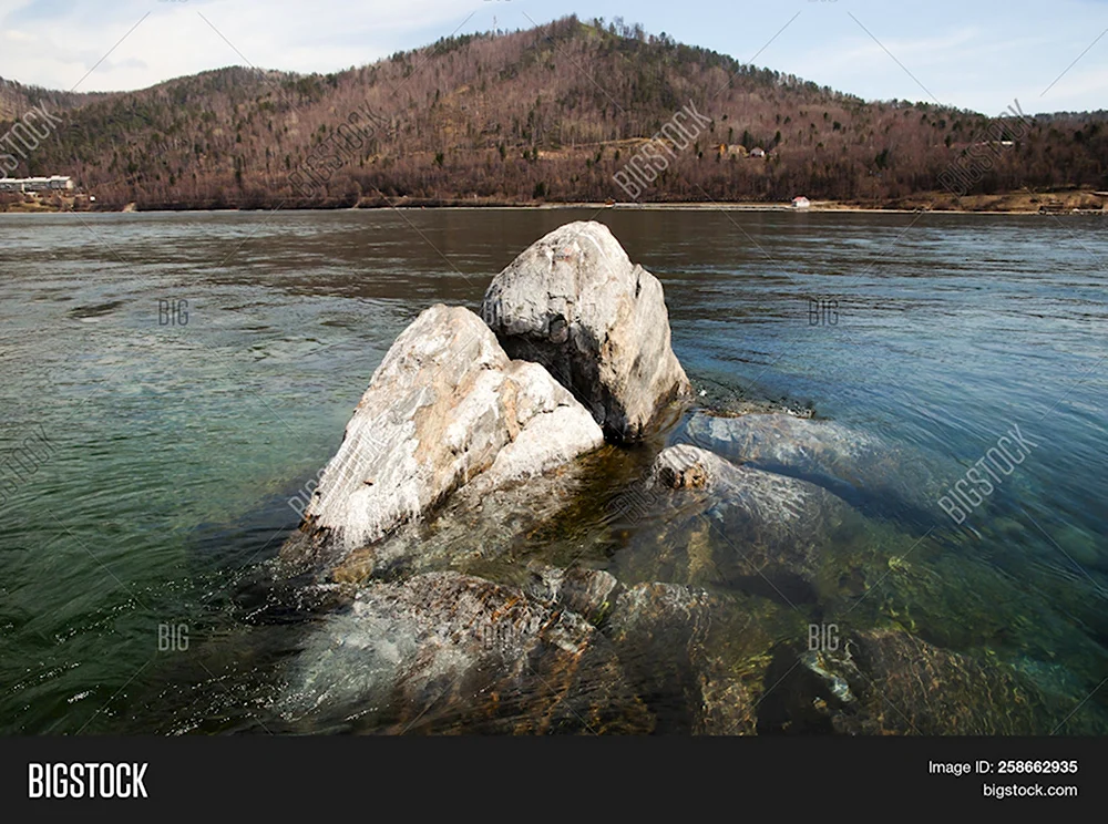 Шаман камень скала под водой