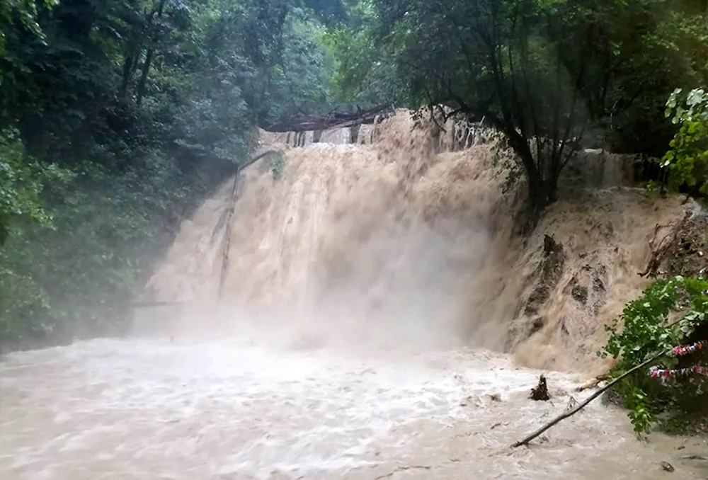 Зубова щель 33 водопада