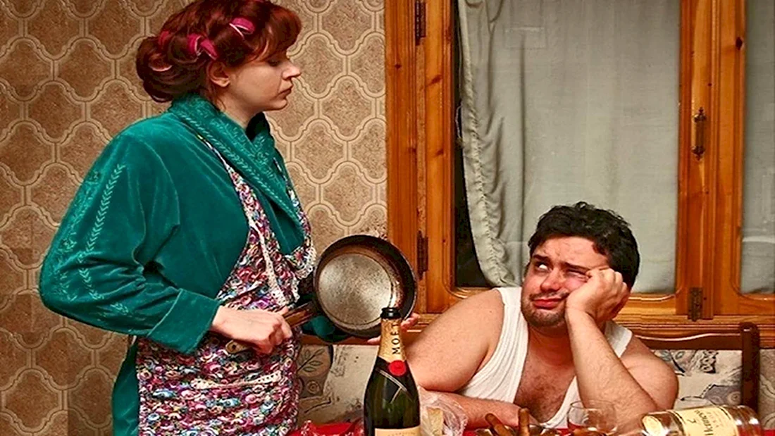 Жена со сковородкой