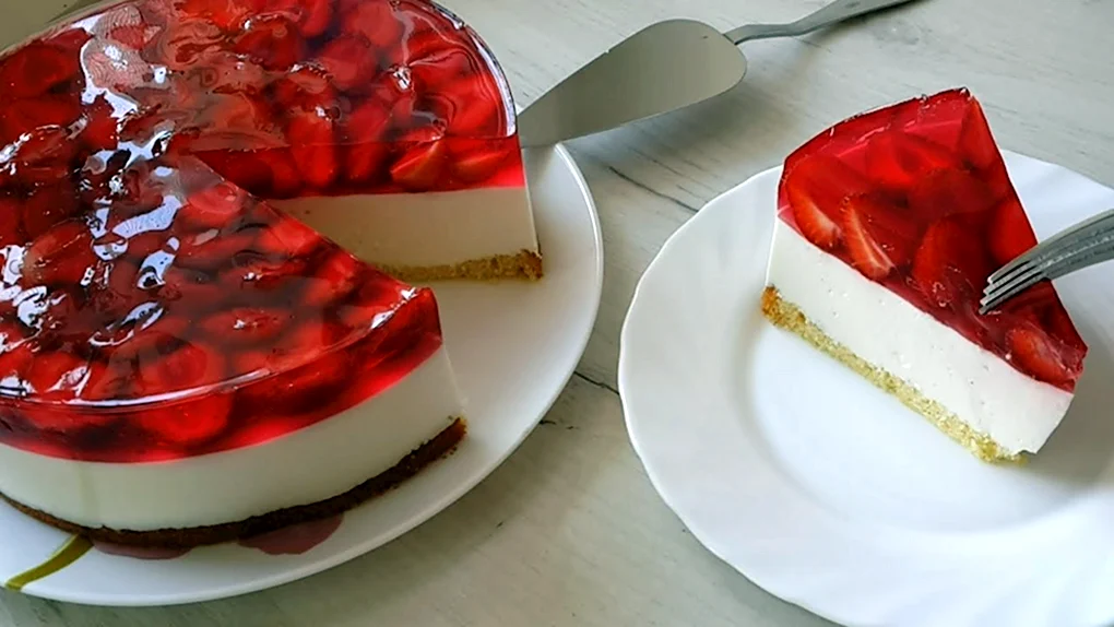 Чизкейк с клубникой и желе без выпечки