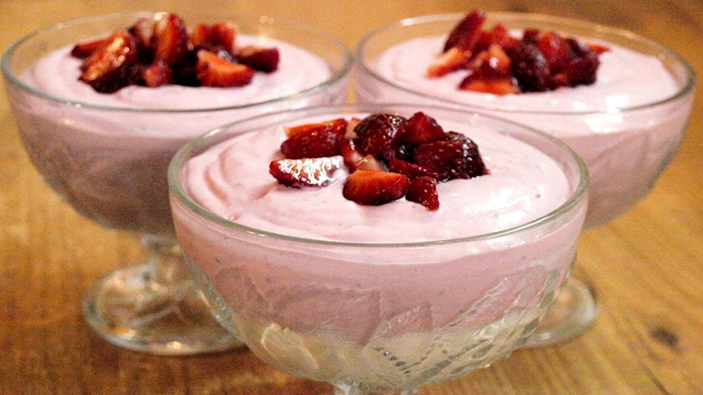 Десерт с клубникой