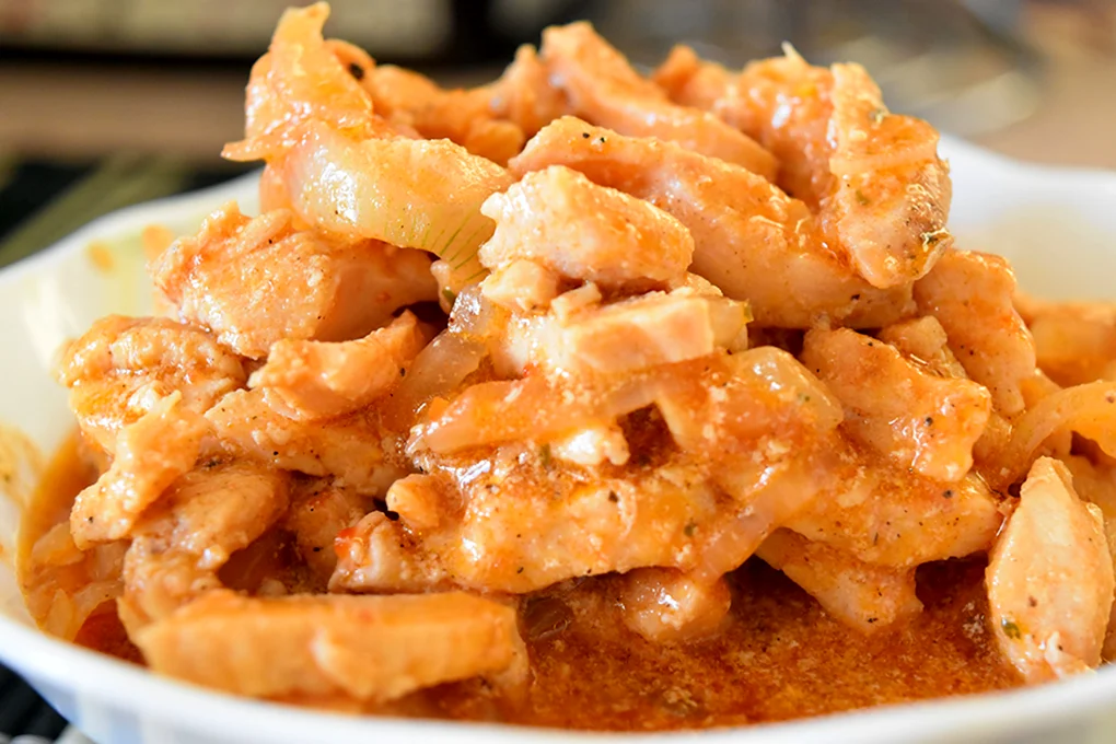 Гуляш из куриной грудки с подливкой