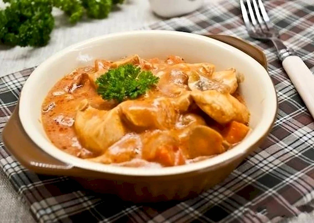 Гуляш из куриной грудки с подливкой