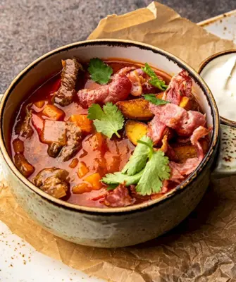 Гуляш с макаронами