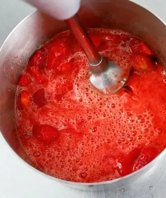 Клубника с сахаром на зиму без варки блендером