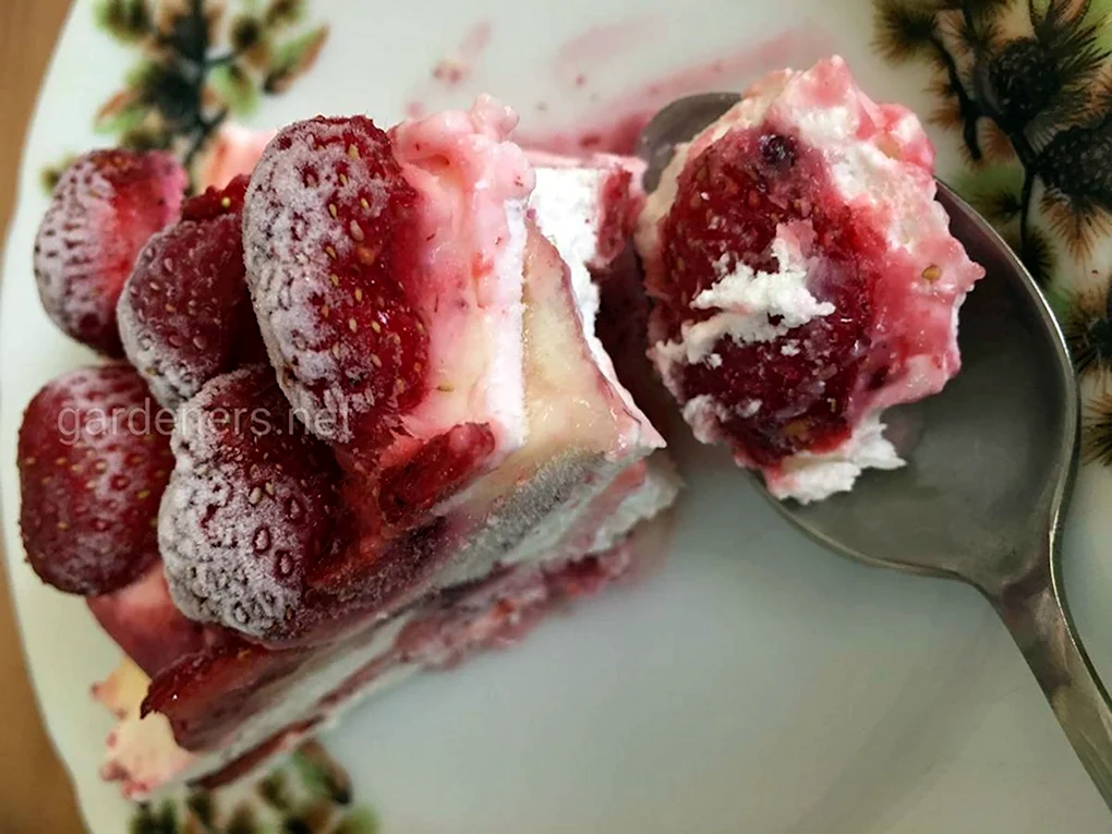 Клубника с зефиром и сметаной