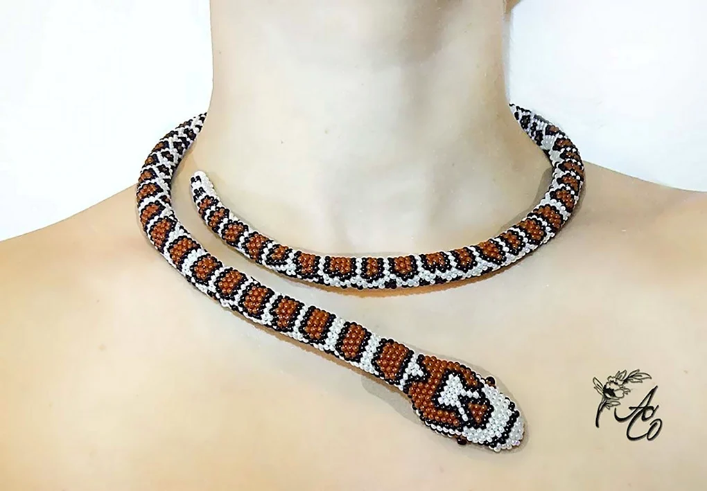 Колье змейка из бисера