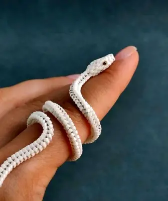 Кольцо змея из бисера