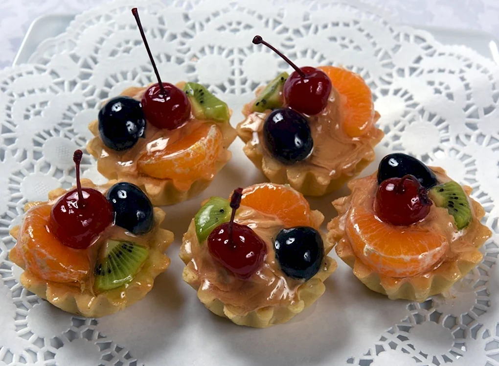 Корзинка Песочная с фруктами и желе