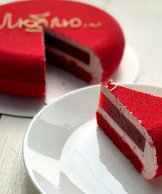 Красный бархат с клубничным конфи