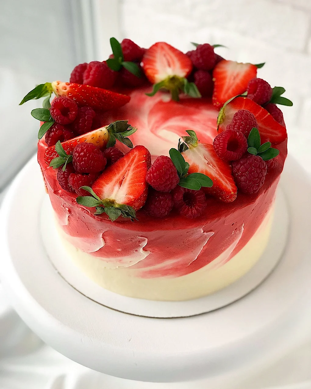 Красный бархат с крем чиз и клубникой