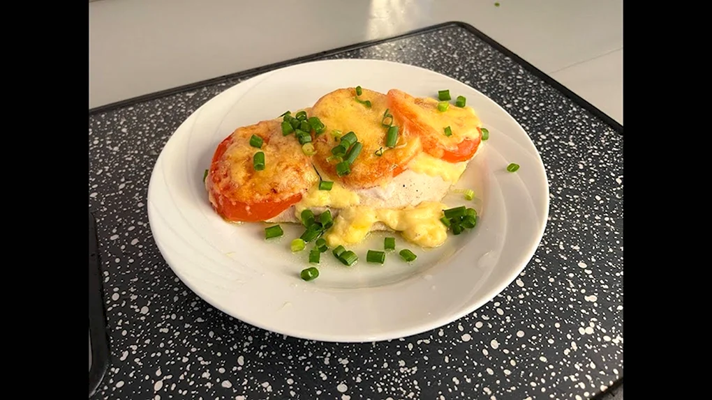 Куриное филе с перцами и помидорами на пароварке