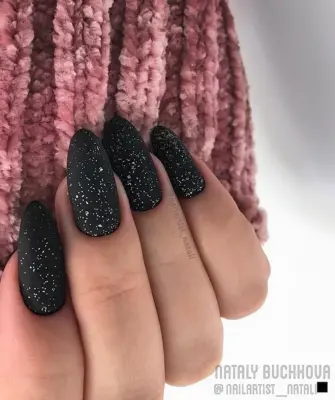 Матовые чёрные ногти с блесаами