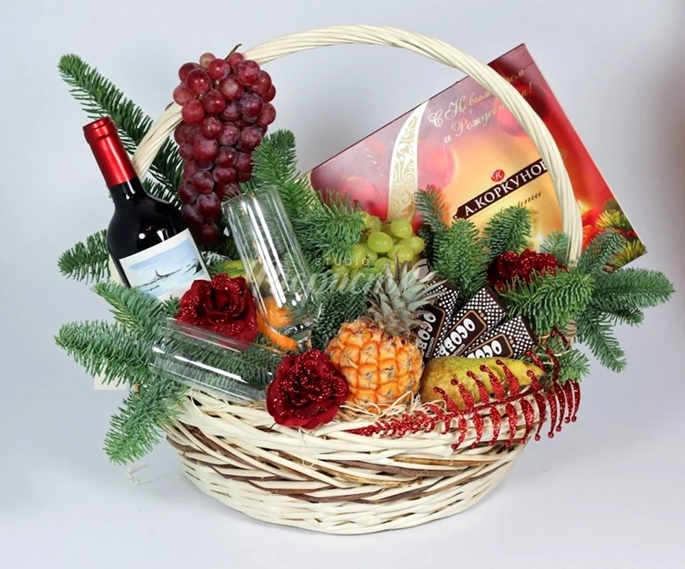 Новогодняя корзина с фруктами