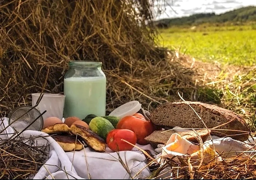 Обед на сенокосе в деревне