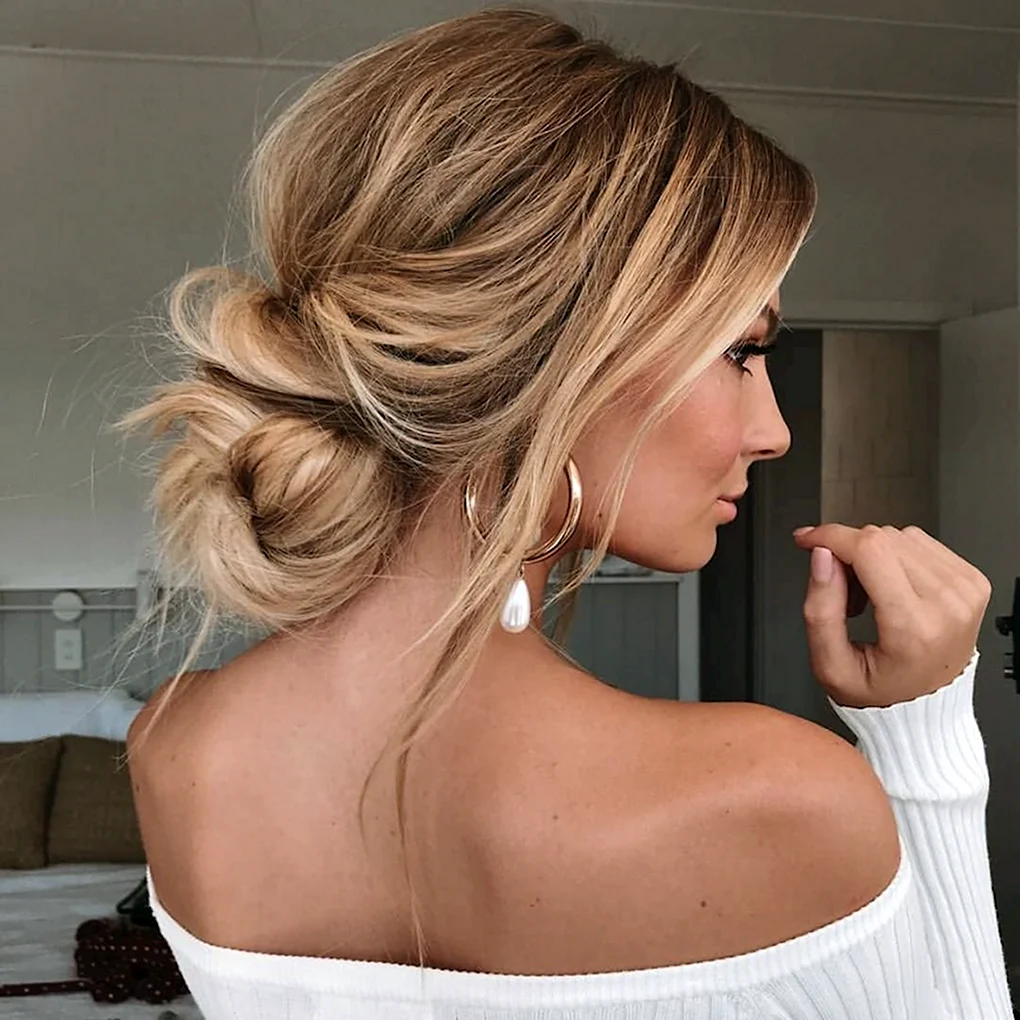 Прическа messy bun
