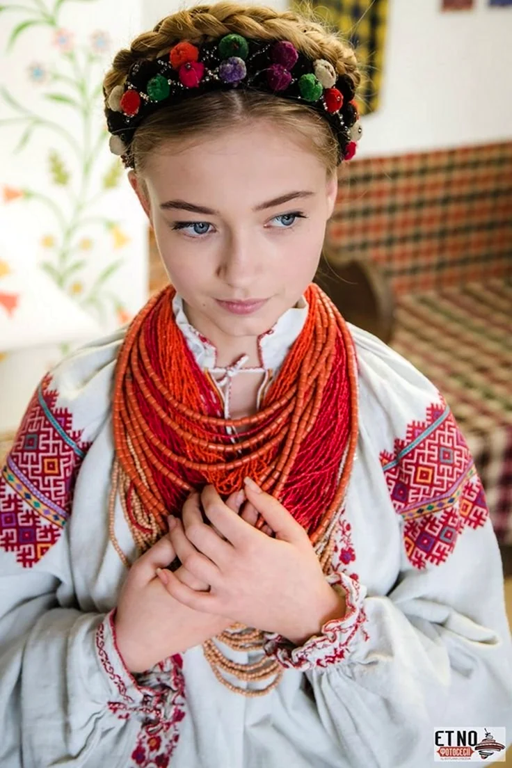 Причёска в фальклёрном стиле