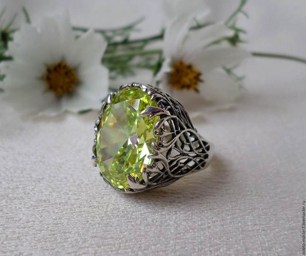 Серебряное кольцо с крупным камнем