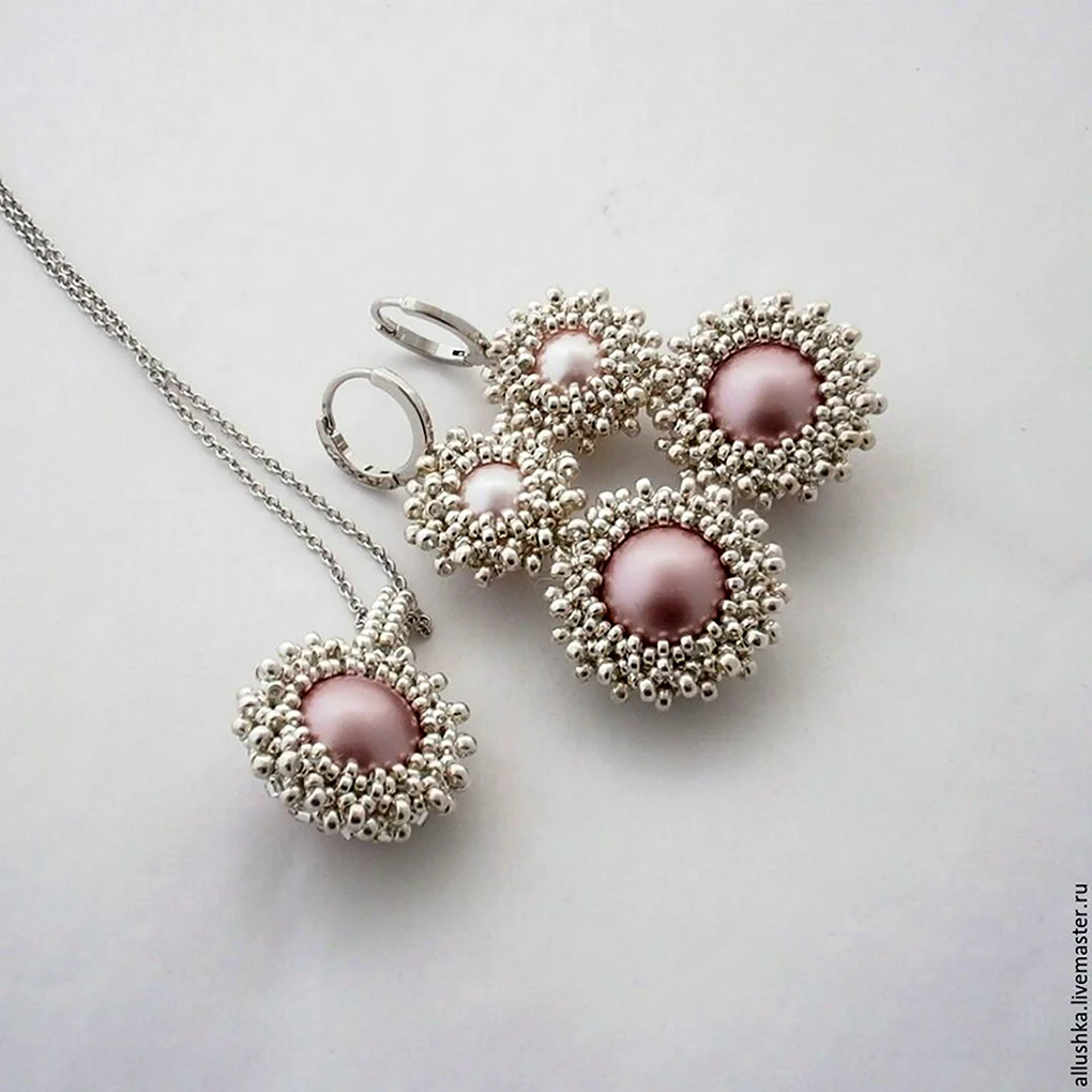 Серьги из белого бисера