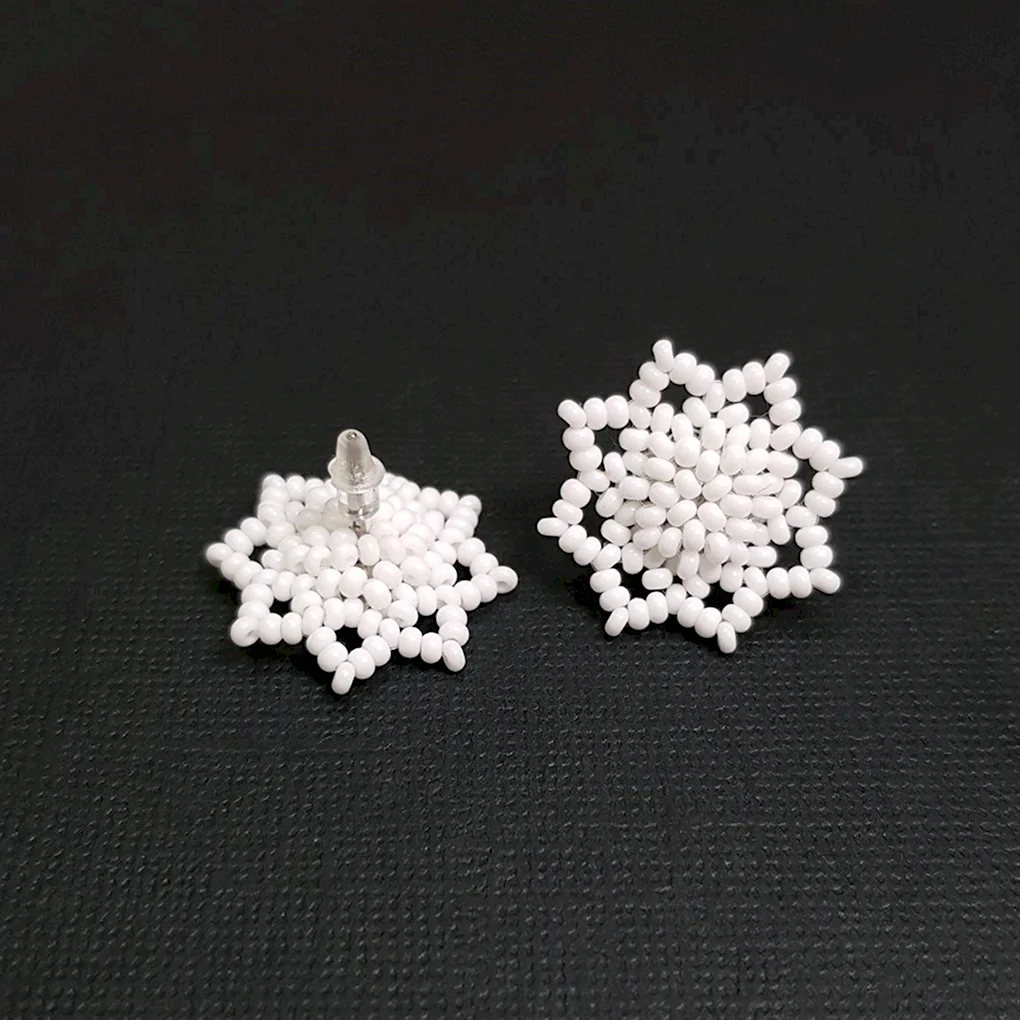 Серьги из белого бисера