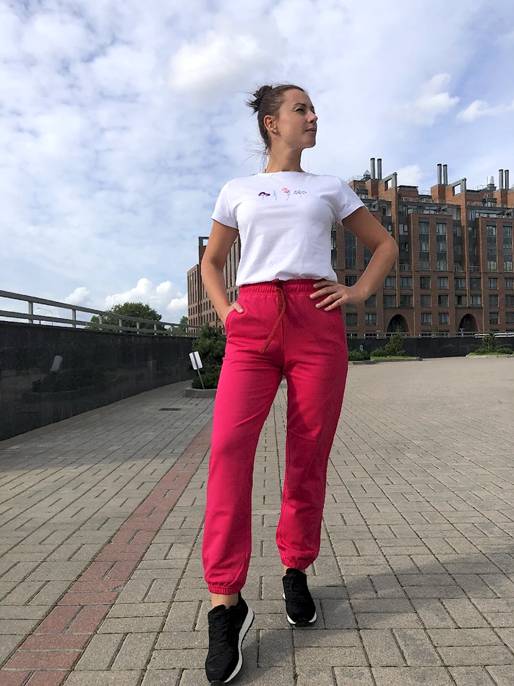 Широкие спортивные штаны женские
