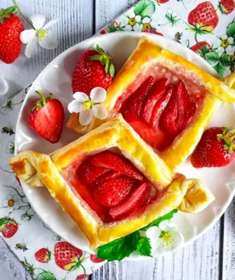 Сладкие слойки с клубникой