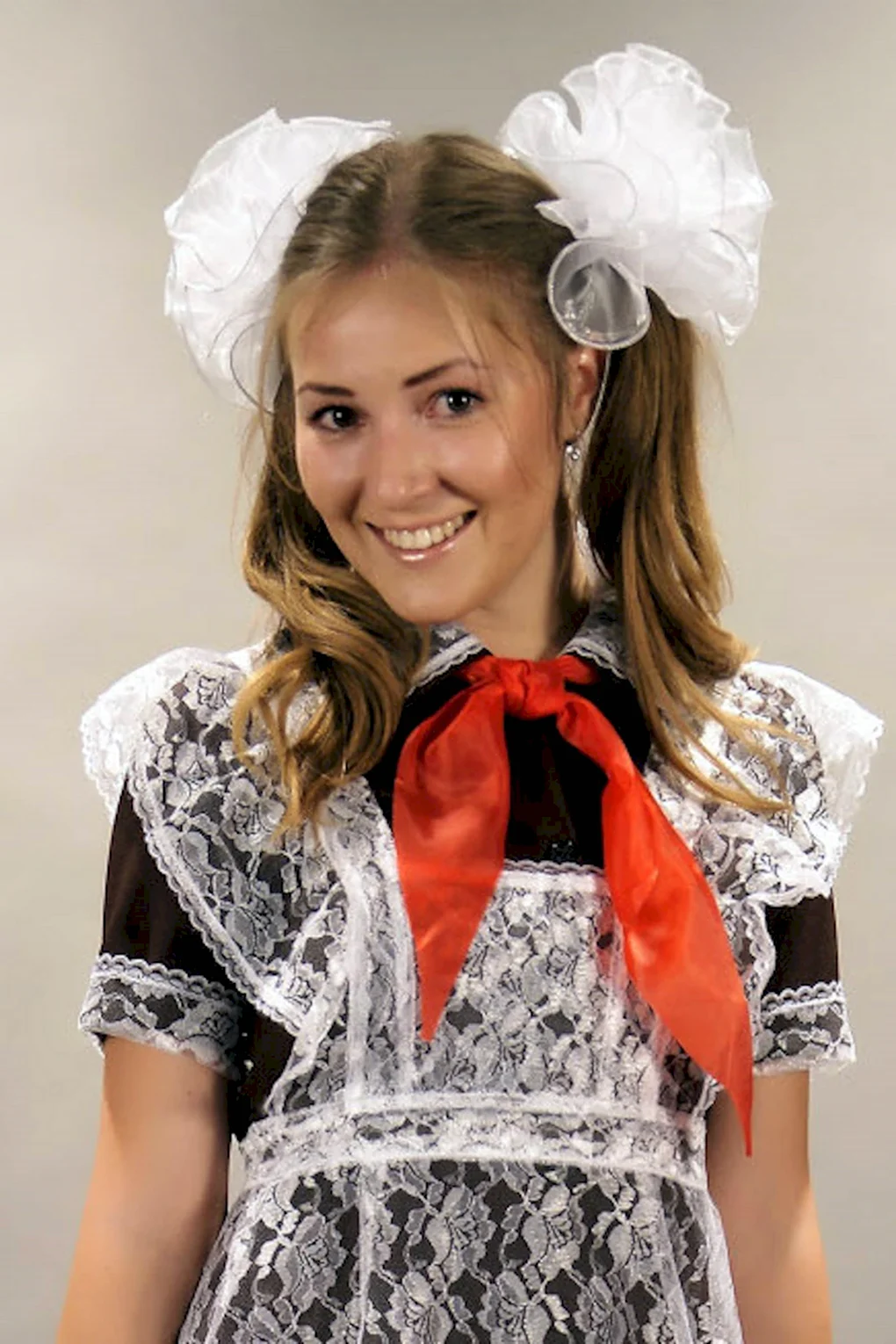 Старшеклассницы с бантами