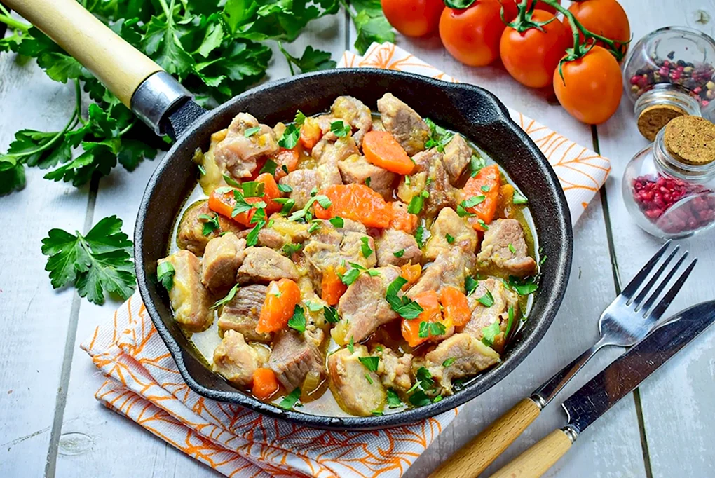 Свинина тушеная с луком и морковью
