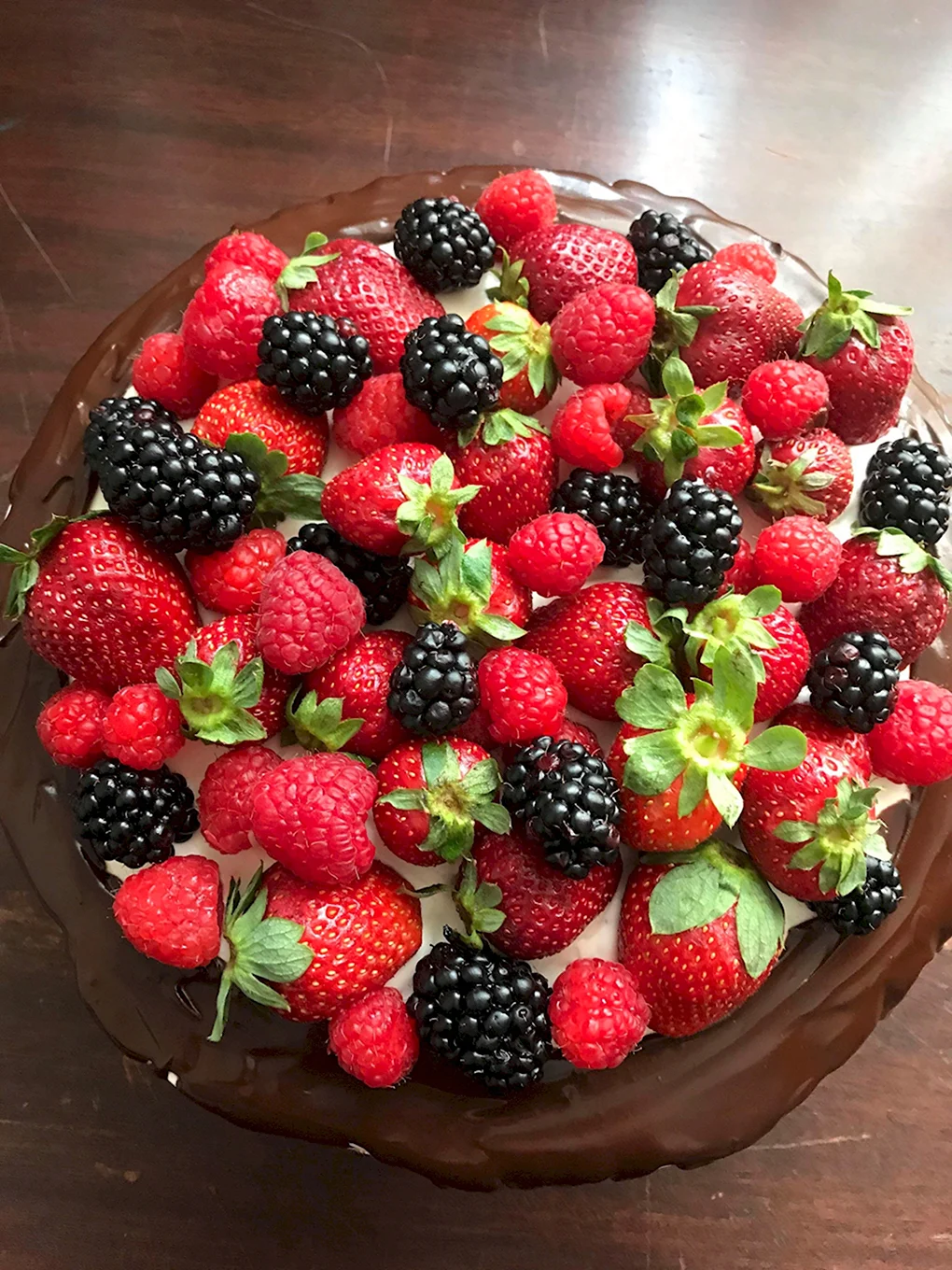 Украшение торта клубникой