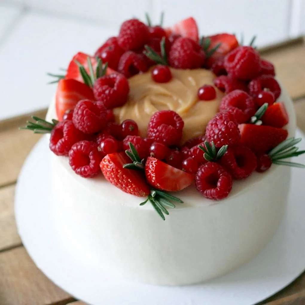 Украшение торта клубникой и черешней