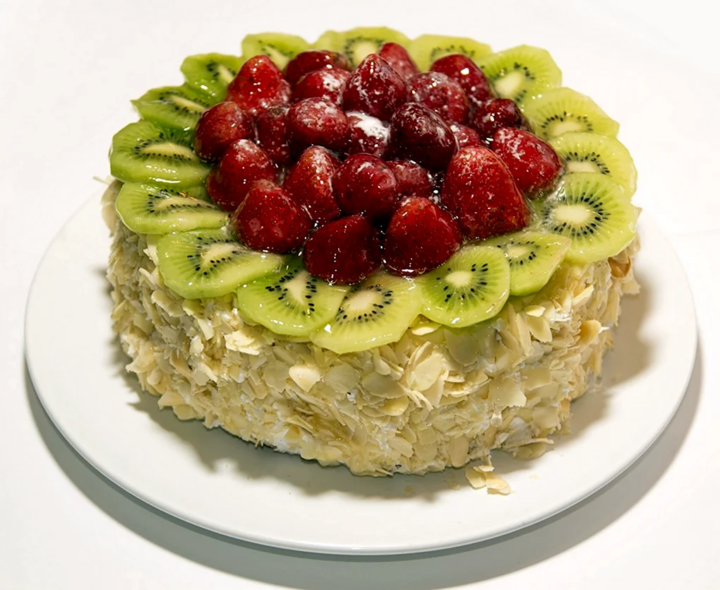 Украшение торта клубникой и киви